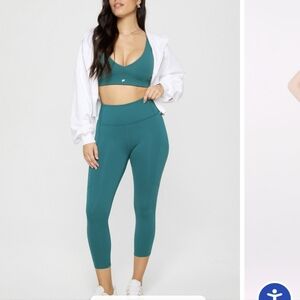 Fabletics Mila high waisted pocket Capri powerhold leggings